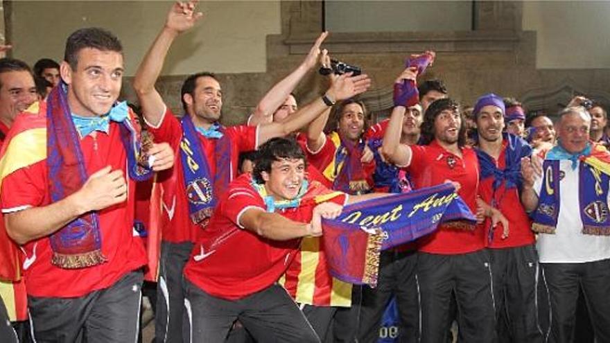 Los futbolistas del Levante UD celebran el ascenso en la Diputación de Valencia, el pasado lunes.