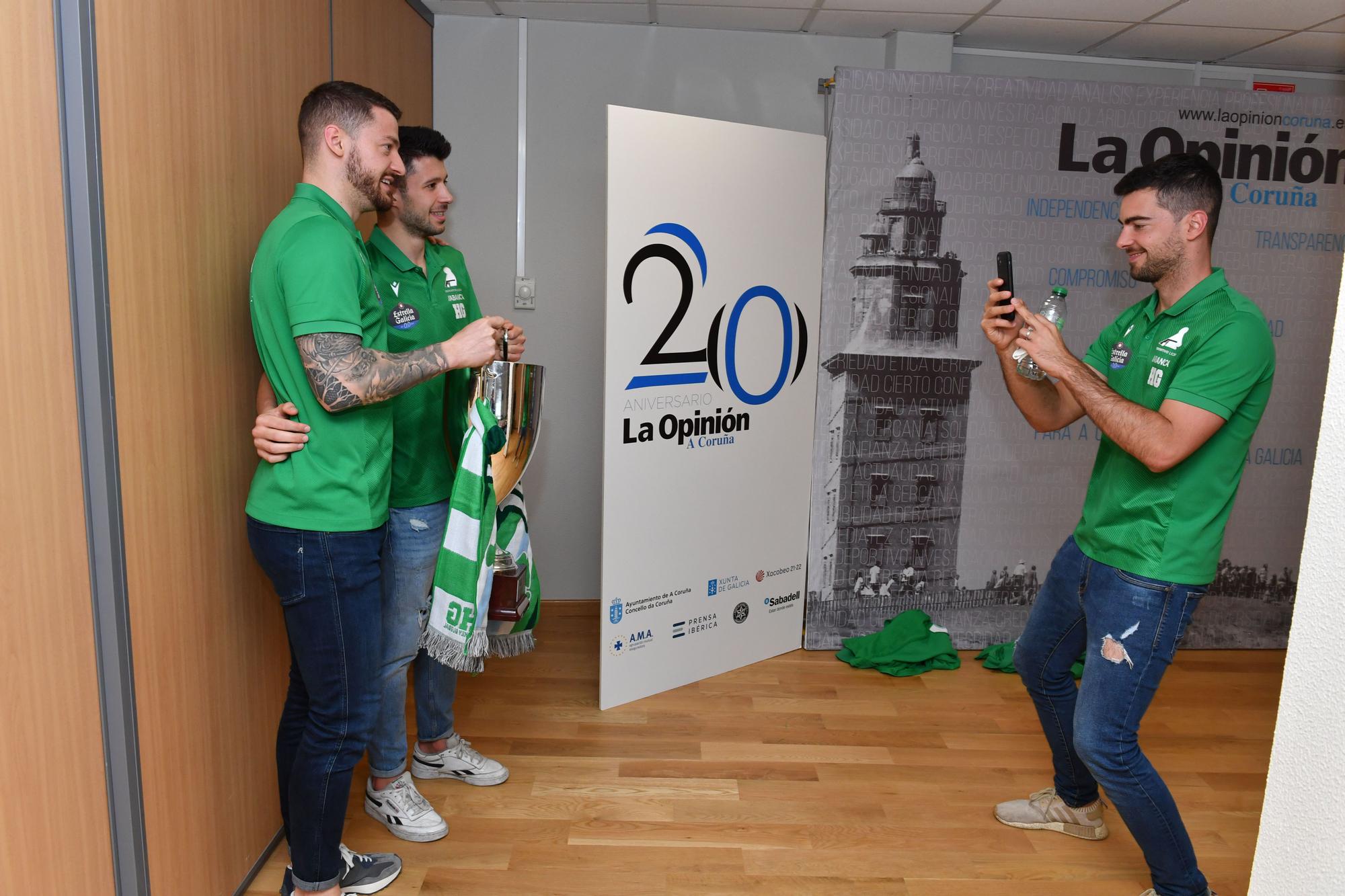 El Liceo visita LA OPINIÓN con su copa de campeón de OK Liga