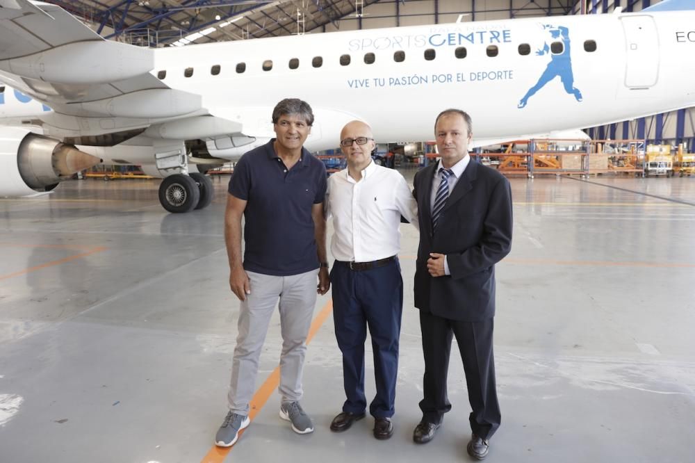 Presentación de avión de Air Europa rotulado con el nombre de la academia de Rafa Nadal