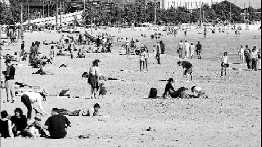 Imagen de la playa de El Postiguet durante la jornada de ayer