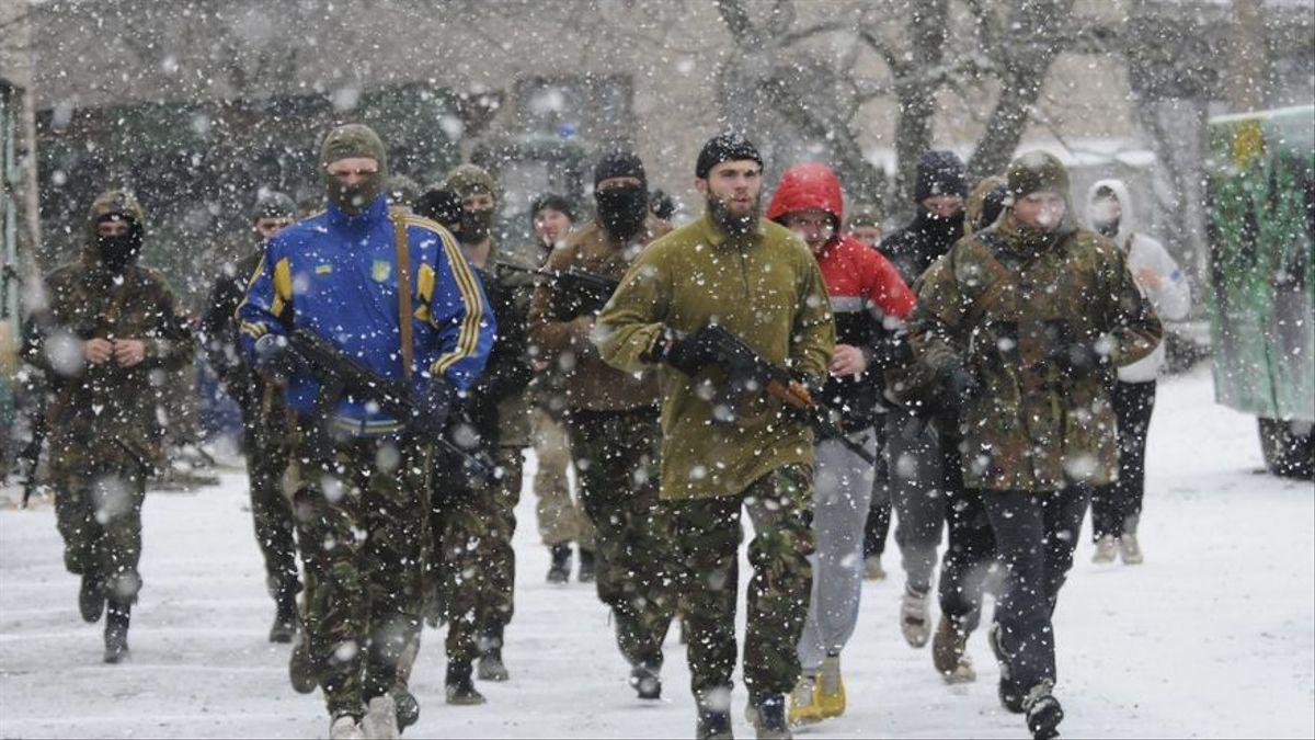 Foto de archivo de soldados del batallón de voluntarios de Ucrania Azov en 2015.