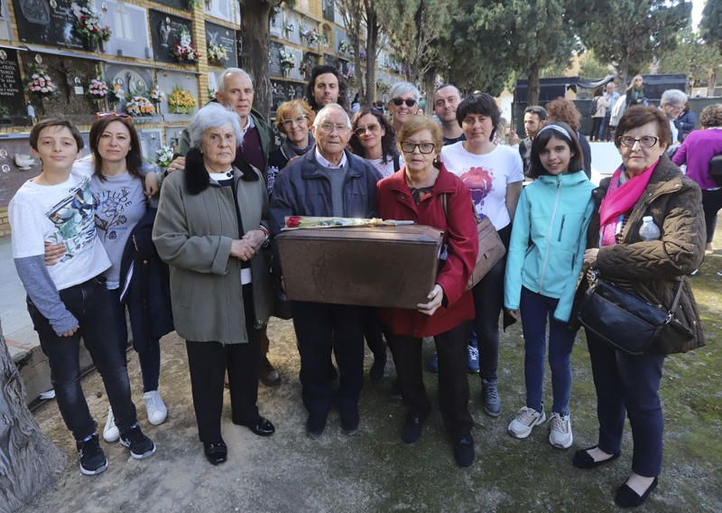 Entrega de los restos de los fusilados por el franquismo a sus familiares, en Paterna