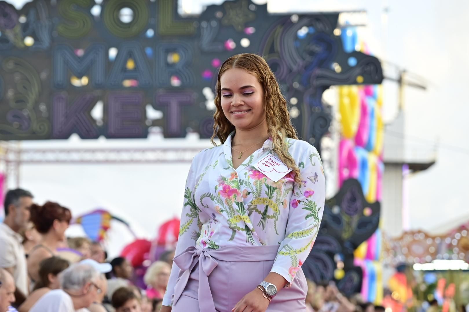 El Moll de Costa se viste de moda con el desfile solidario de Cáritas