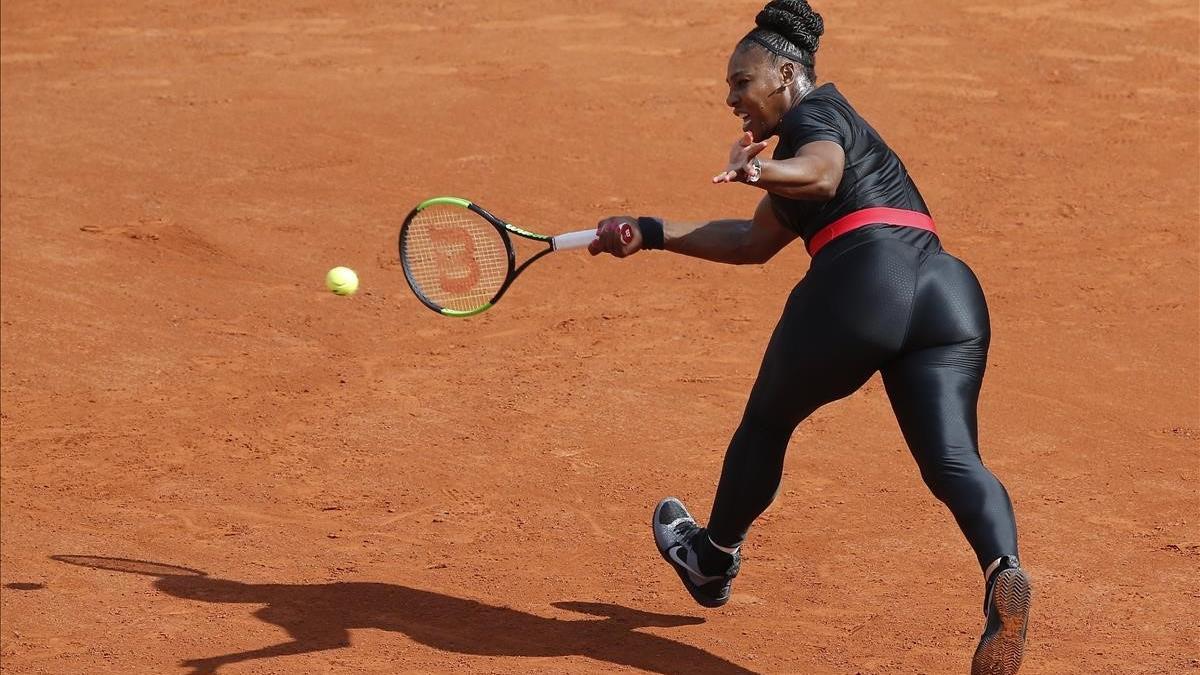 Serena Williams, vestida con un 'catsuit' en el partido contra Krystyna Pliskova del Roland Garros.