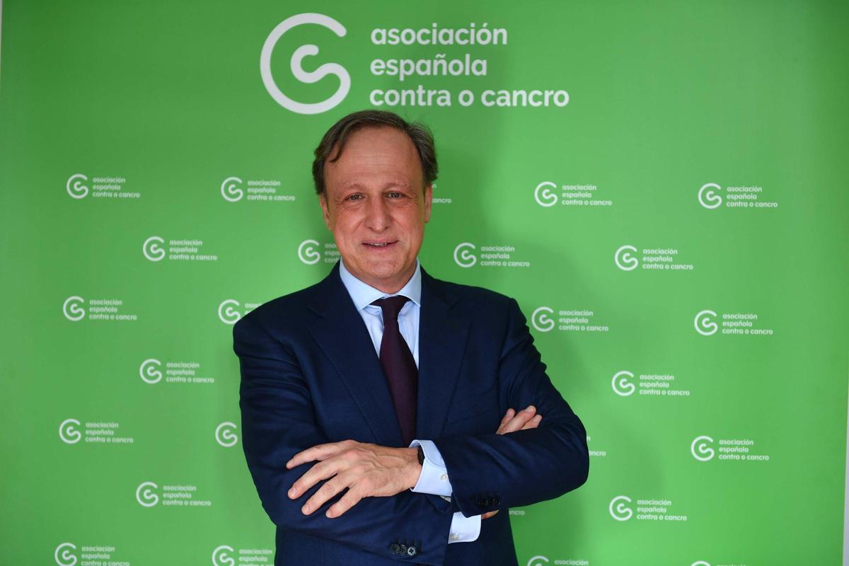 Carlos Lamora, en la sede de la AECC en A Coruña.