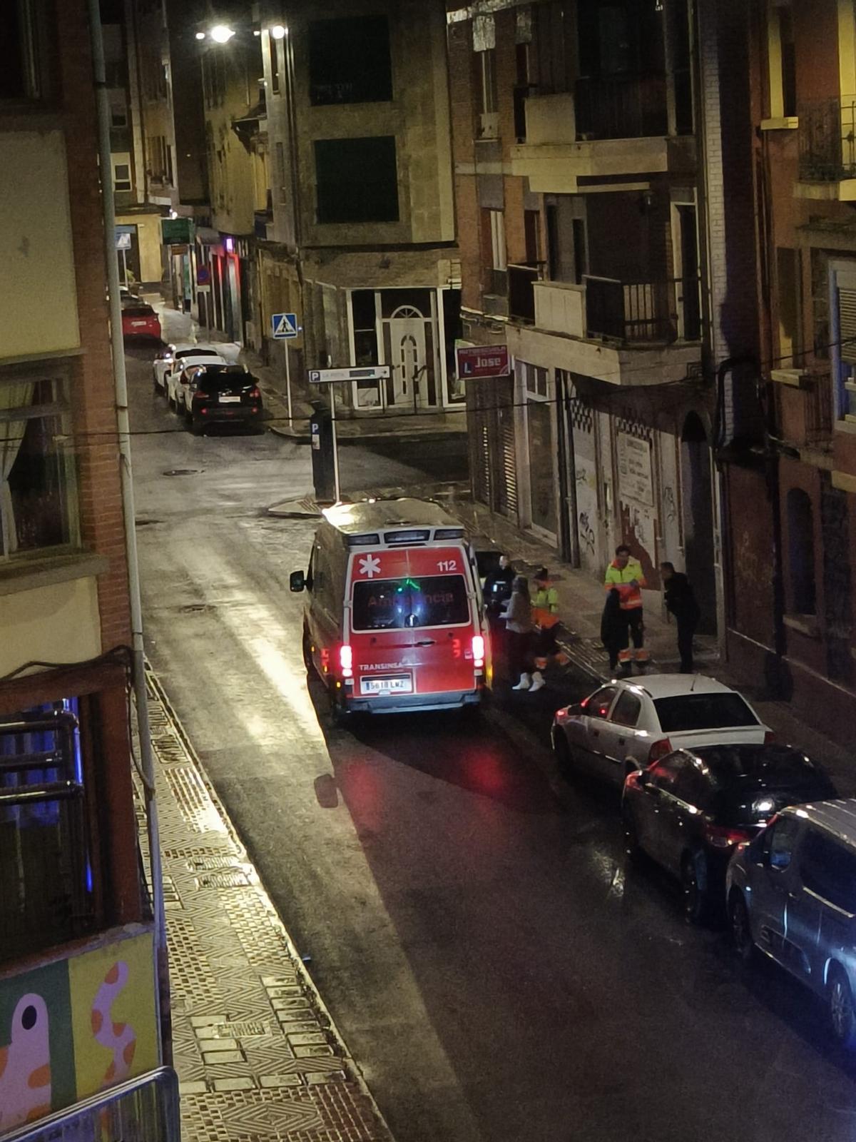 Una ambulancia, en el momento del traslado.