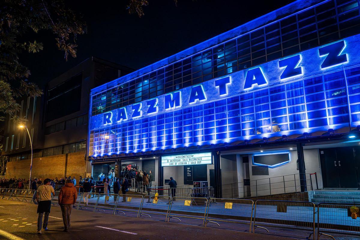 Love of Lesbian cierra filas con su ‘hermandad’ en un inflamado estreno en Razzmatazz