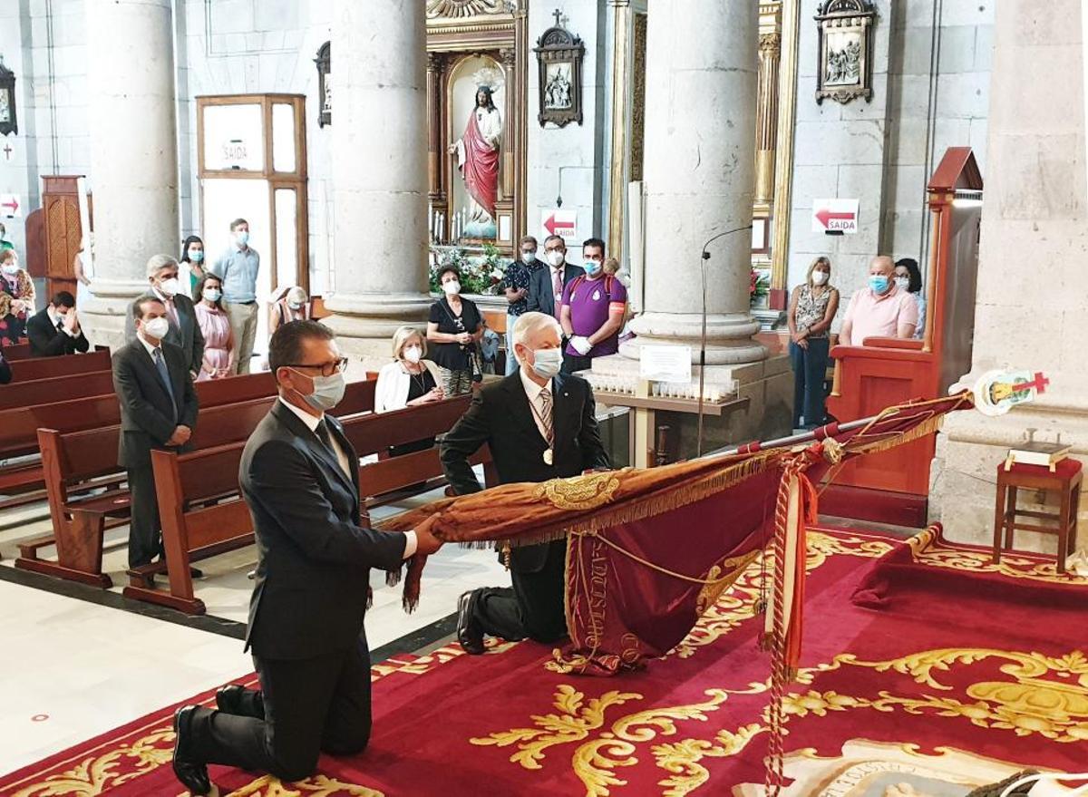 La pandemia no frena la pasión por el Cristo. A pesar de que la Covid-19 ha impedido, por primera vez en la historia, la celebración de la multitudinaria procesión, centenares de fieles recorren desde ayer las calles de la ciudad y el Casco Vello para rendirle homenaje.