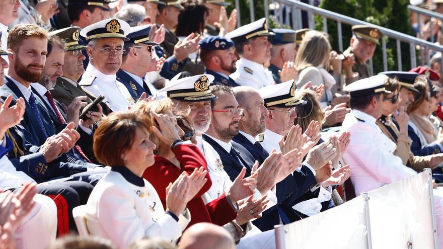 El Rey pasa revista naval en Gijón y preside una exhibición con 2.300 militares, 74 aeronaves y nueve buques