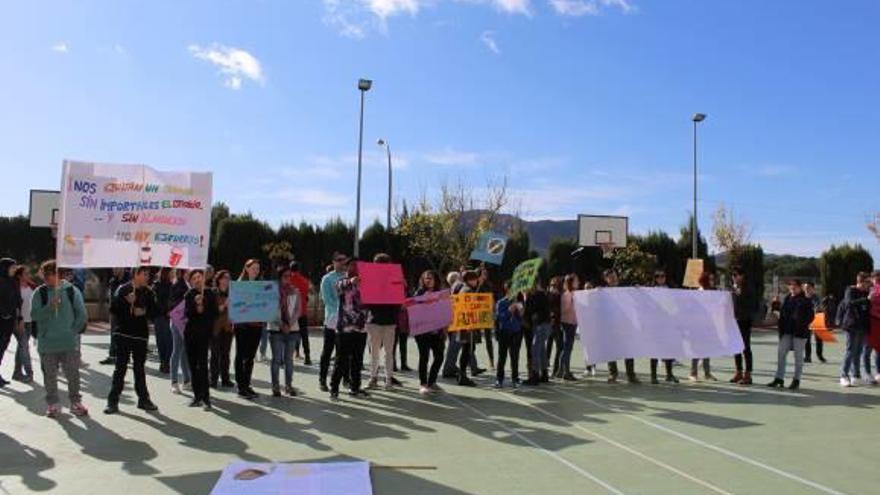 Alumnos del instituto Pascual Carrión de Sax protestando contra el cierre de la cantina.