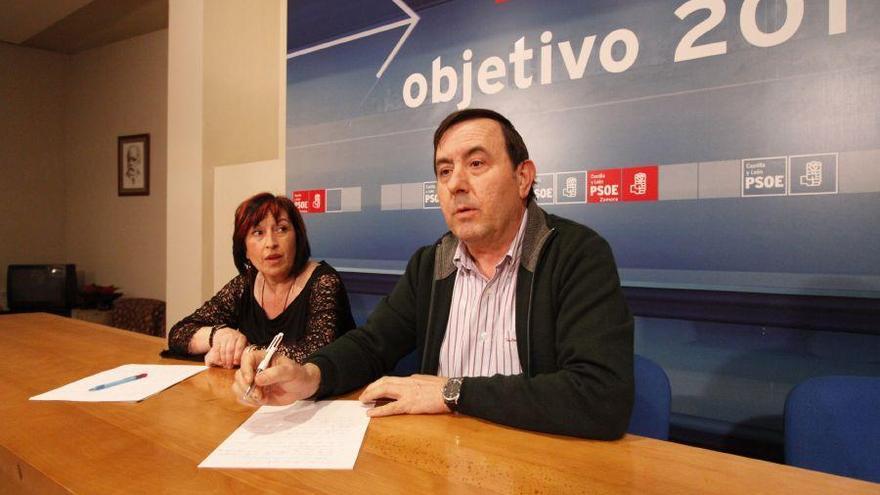 El alcalde de Almaraz, José Martín Pérez, junto a la exdiputada del PSOE, Rosa Muñoz