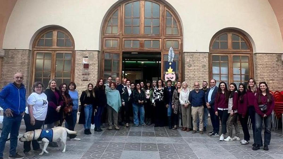 Representantes de ACEB y del Ayuntamiento de Benifaió en la Fireta de Nadal.