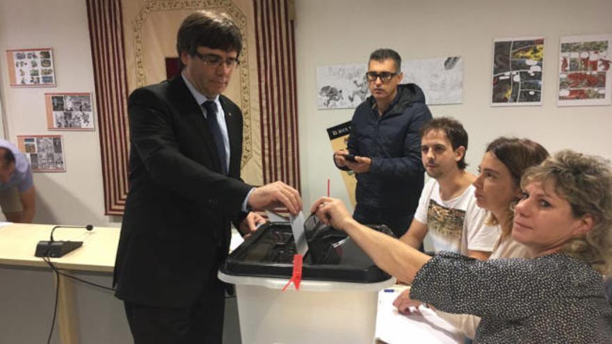 Puigdemont vota en otro colegio electoral tras bloquear la Guardia Civil el suyo