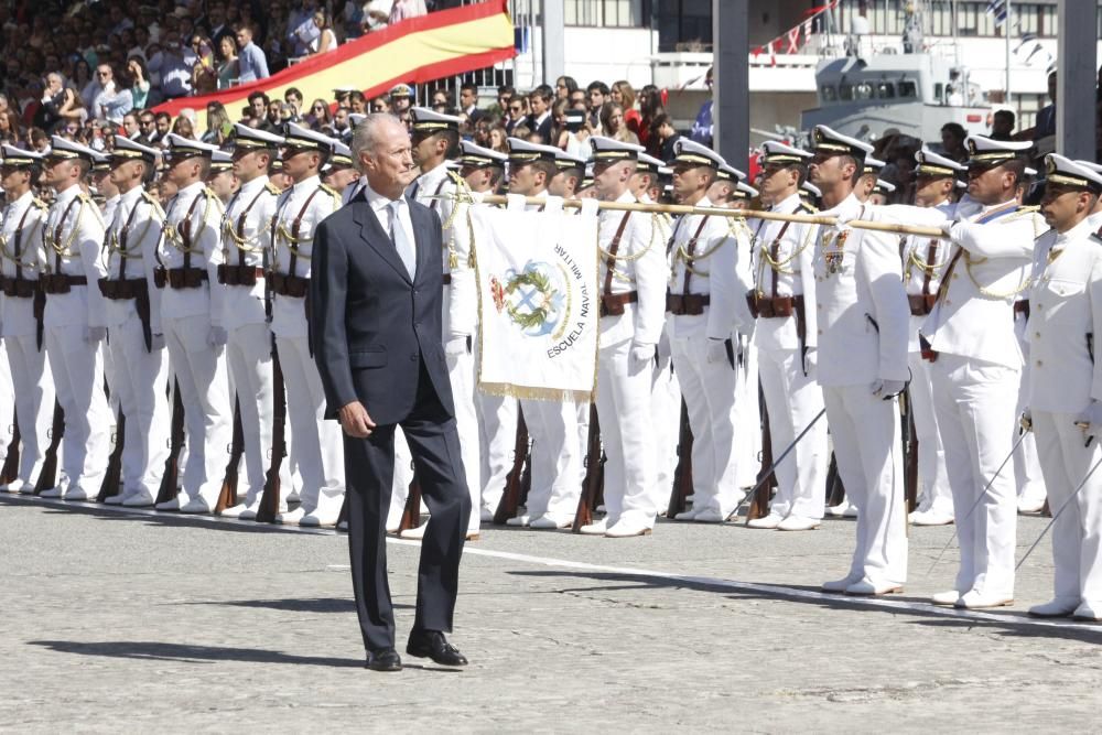 Entrega de despachos y jura de bandera en la Escue