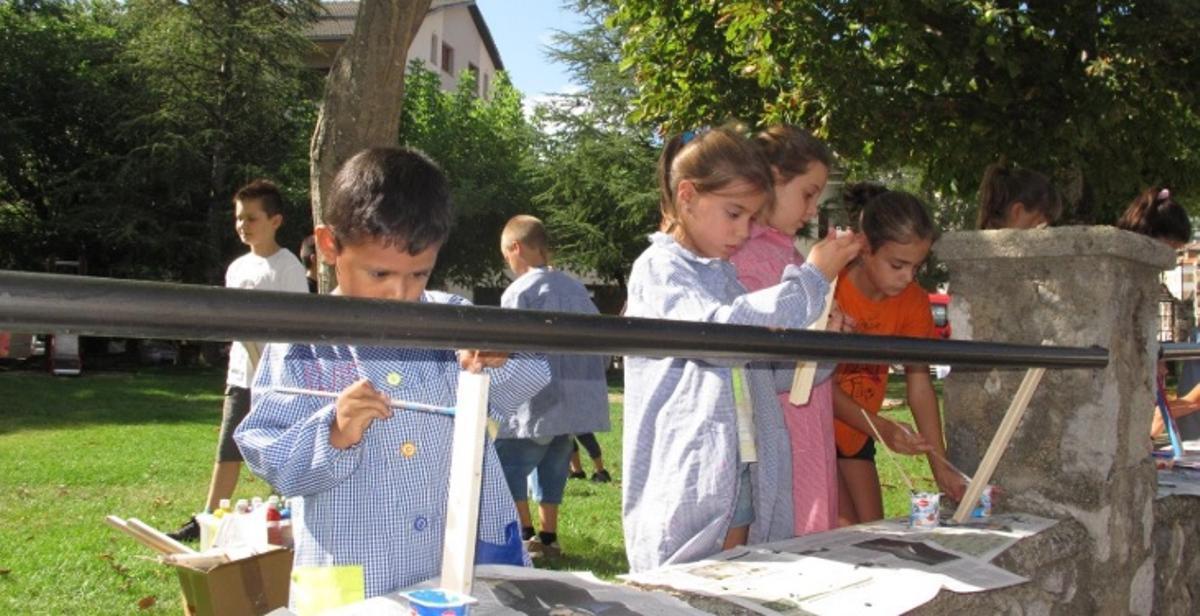 Una activitats amb infants a l'escola de la Vall de Lord