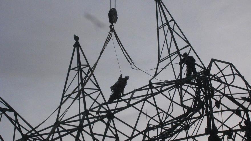 Unos 3.000 clientes de Iberdrola se quedan sin electricidad por una incidencia en la línea que abastece al polígono de La Hiniesta