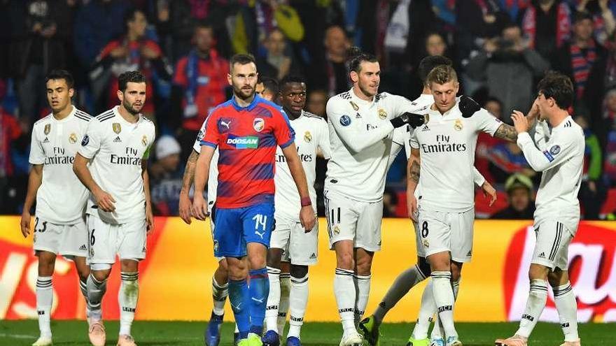 Los jugadores del Madrid celebran el gol de Toni Kroos.