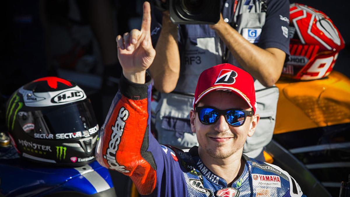 Jorge Lorenzo, feliz tras conseguir la 'pole position' del Gran Premio de Valencia, en Cheste