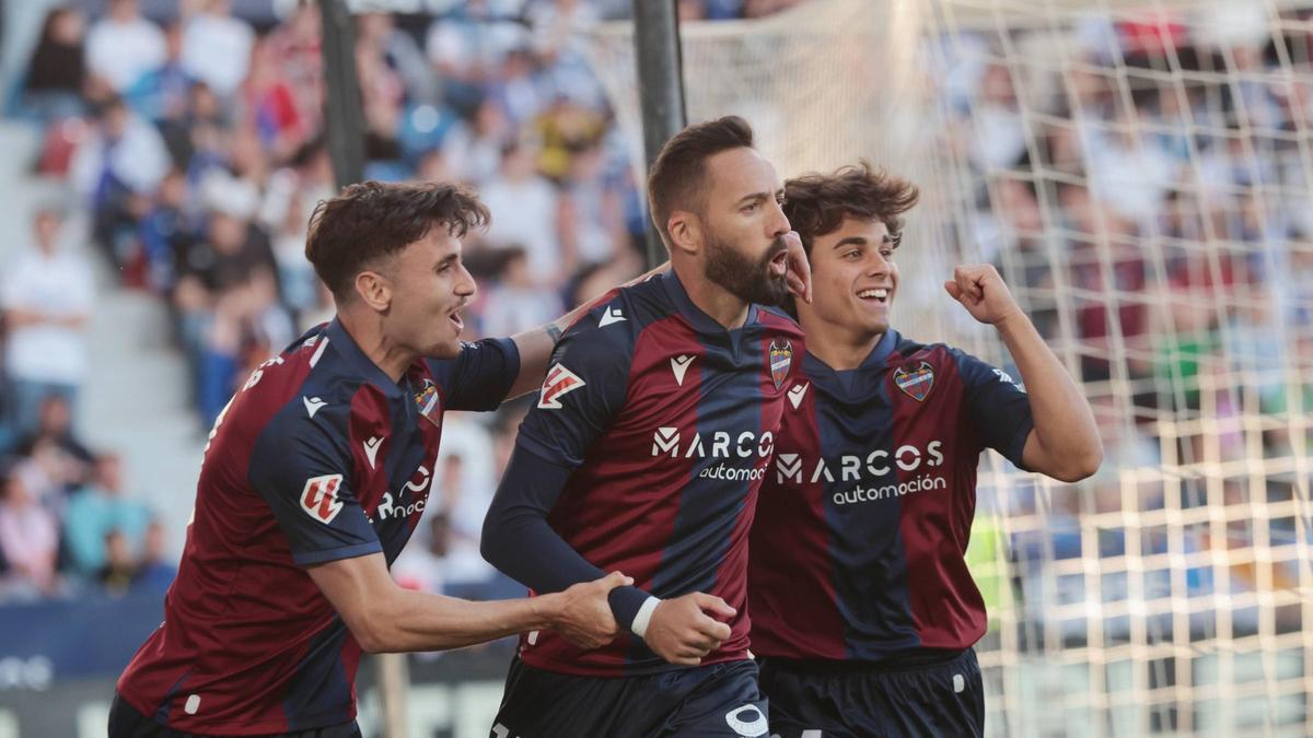 Los jugadores del Levante UD celebran un gol ante el Zaragoza.
