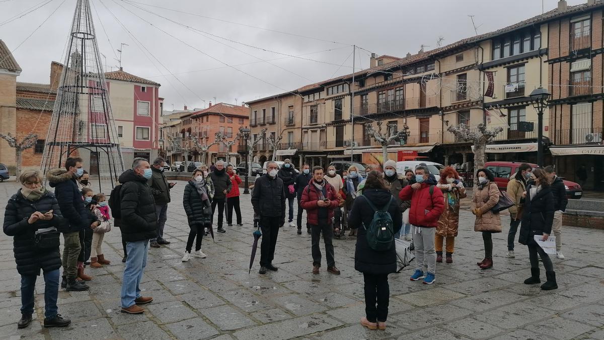 Turistas inician en la Plaza Mayor el recorrido guiado por el patrimonio de la ciudad