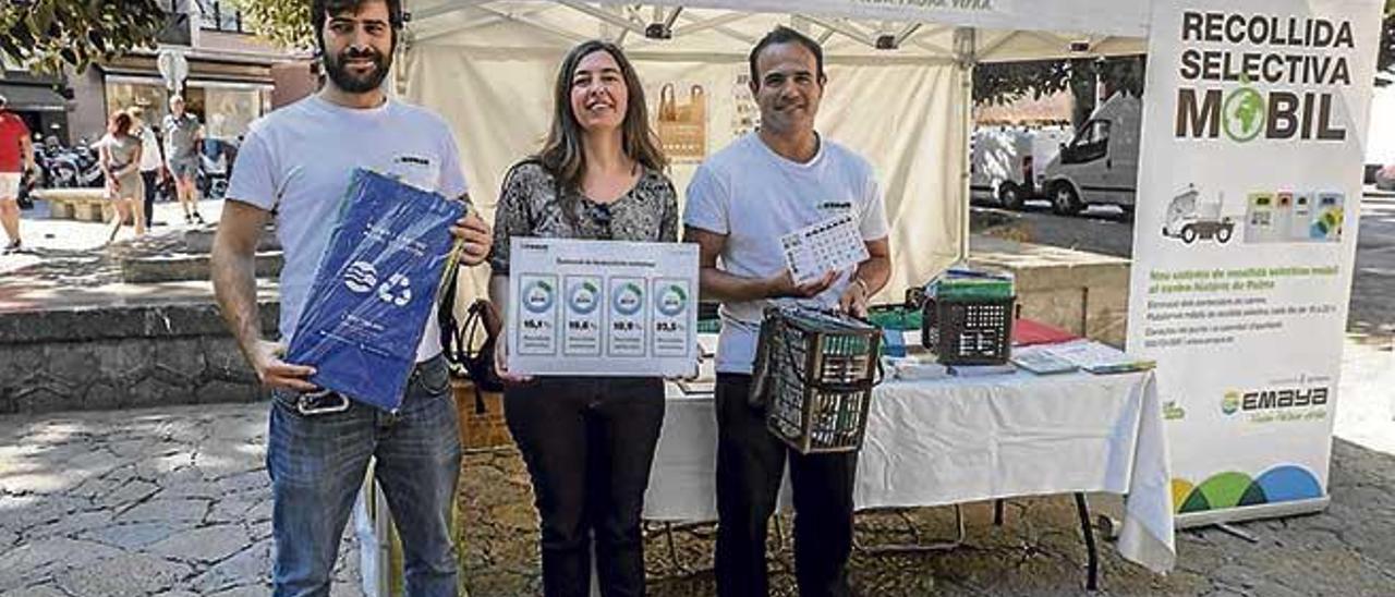 Truyol con dos técnicos de Emaya ayer en la plaza del Mercat.