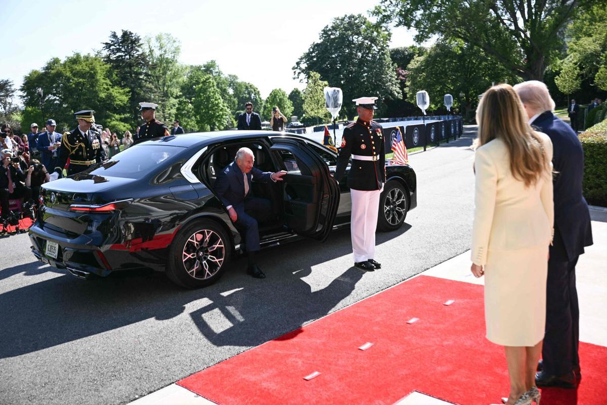 El presidente de Estados Unidos, Donald Trump (a la derecha), y la primera dama, Melania Trump (en el centro y a la derecha), observan la llegada del rey Carlos III de Inglaterra