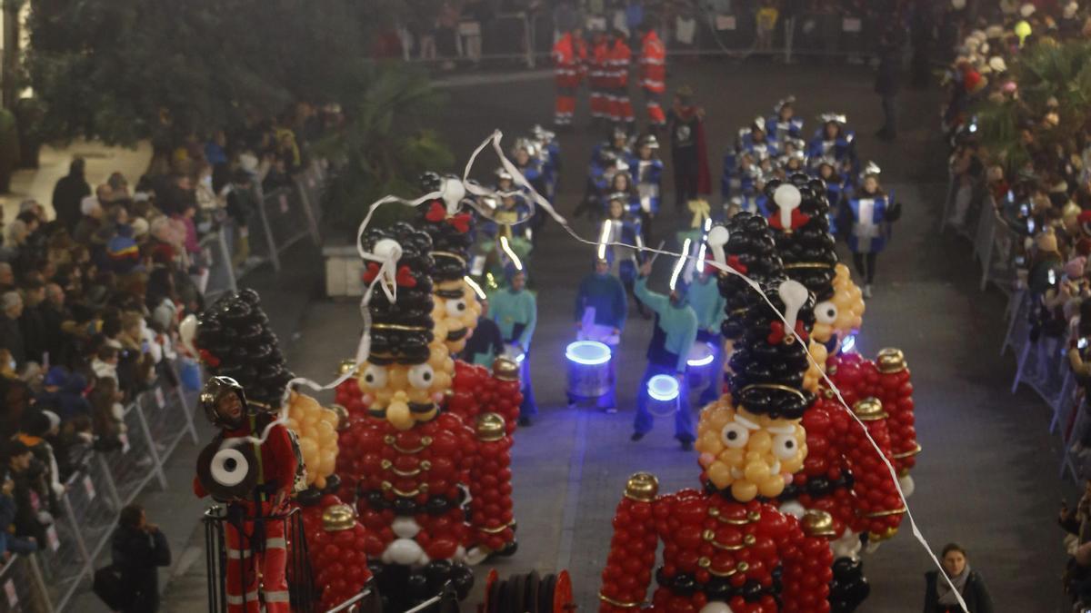 Una cabalgata de Reyes Magos.