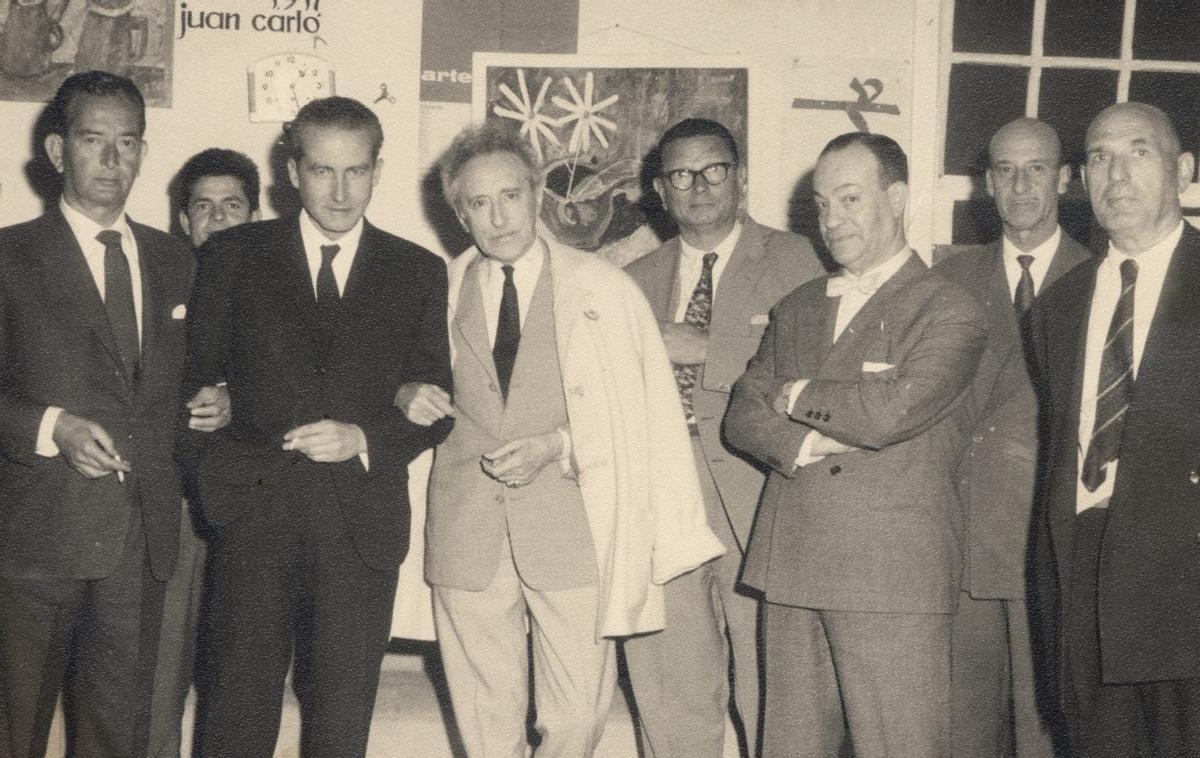Jean Cocteau, el cuarto por la izquierda, junto a  un grupo cultural de Gran Canaria en la Escuela Luján Pérez.
