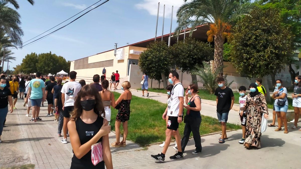 Queues turning around at the El Toscar pavilion this morning for vaccination Queues turning around at the El Toscar pavilion this morning for vaccination