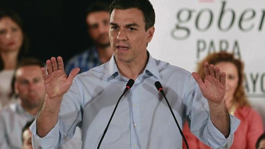 El secretario general del PSOE, Pedro Sánchez, durante su intervención en el acto público de precampaña celebrado hoy en el sur de Tenerife.