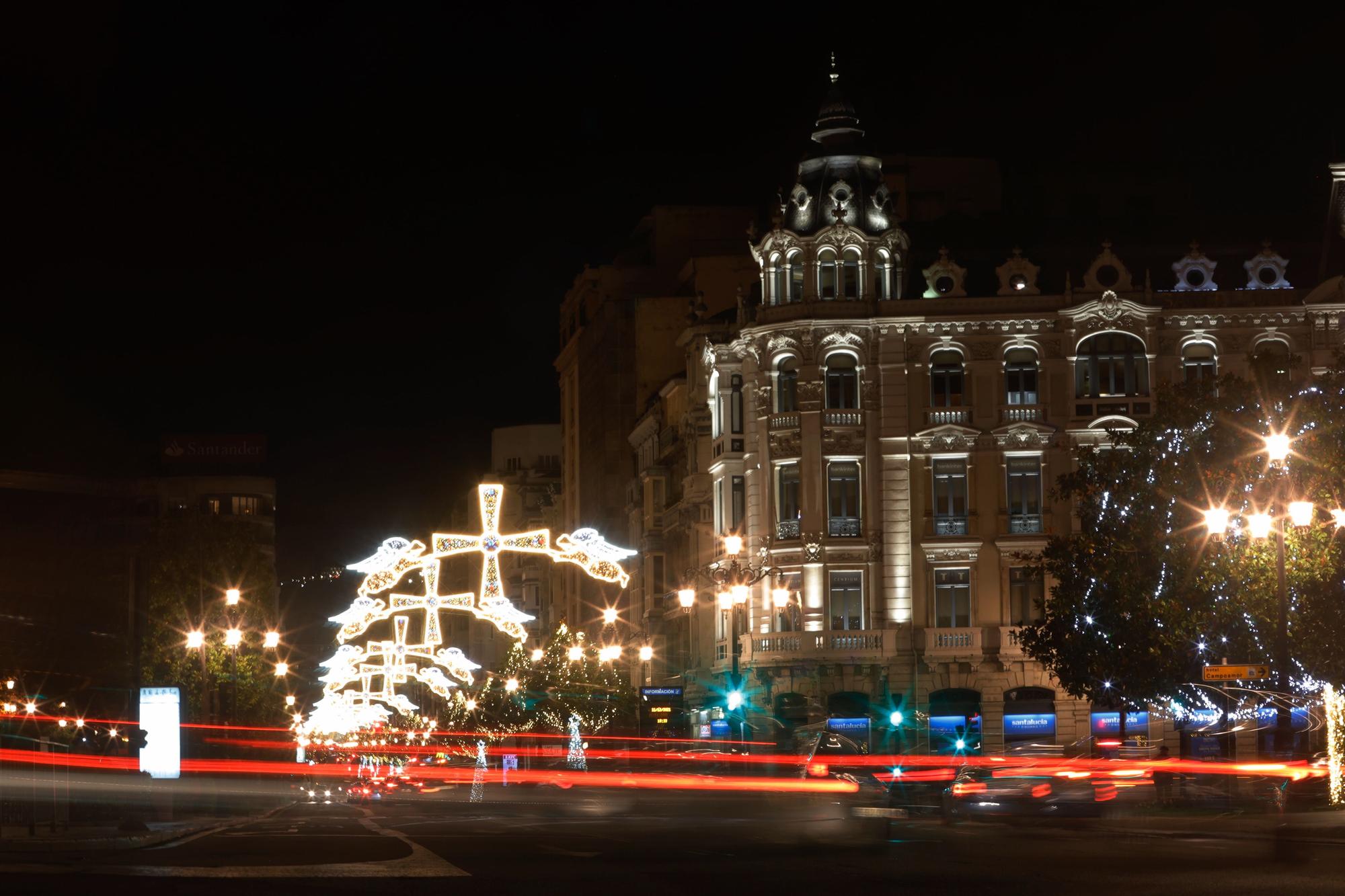 El espíritu navideño desborda de luz y de gente las calles de Oviedo