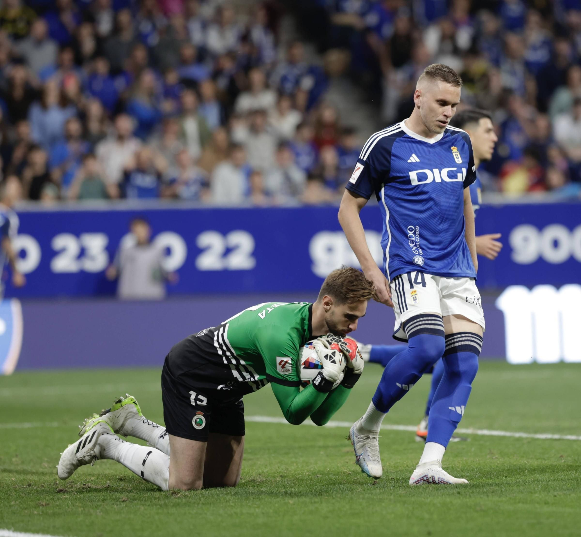 EN IMÁGENES: Partido y ambientazo del Real Oviedo-Racing de Santander disputado en el Tartiere