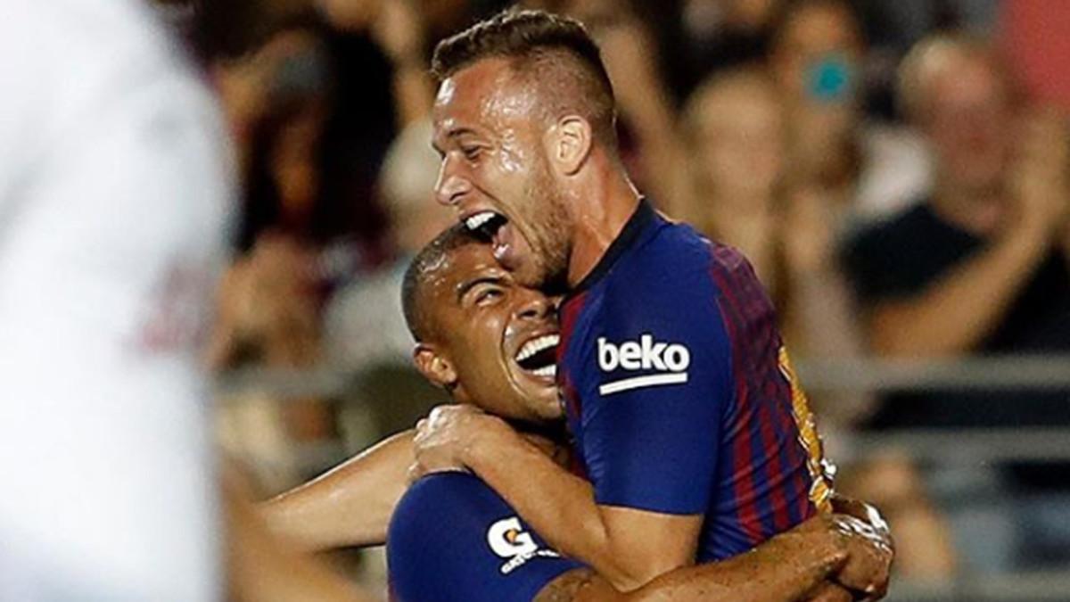 Arthur Melo celebrando junto a Rafinha su primer gol como jugador azulgrana