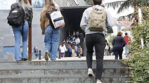 Estudiantes universitarios a la entrada de la facultad.