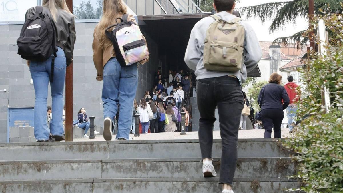 Estudiantes universitarios a la entrada de la facultad.