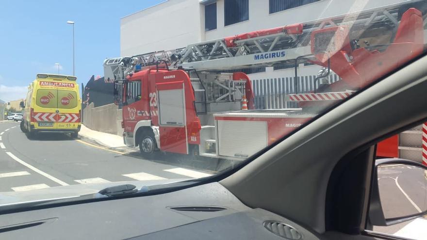 Tres menores heridos al llevarse el viento planchas metálicas de la cubierta de un instituto en Tenerife