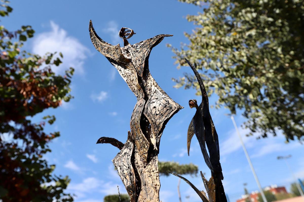 Estatua homenaje a los 50 años del barrio del Santuario.