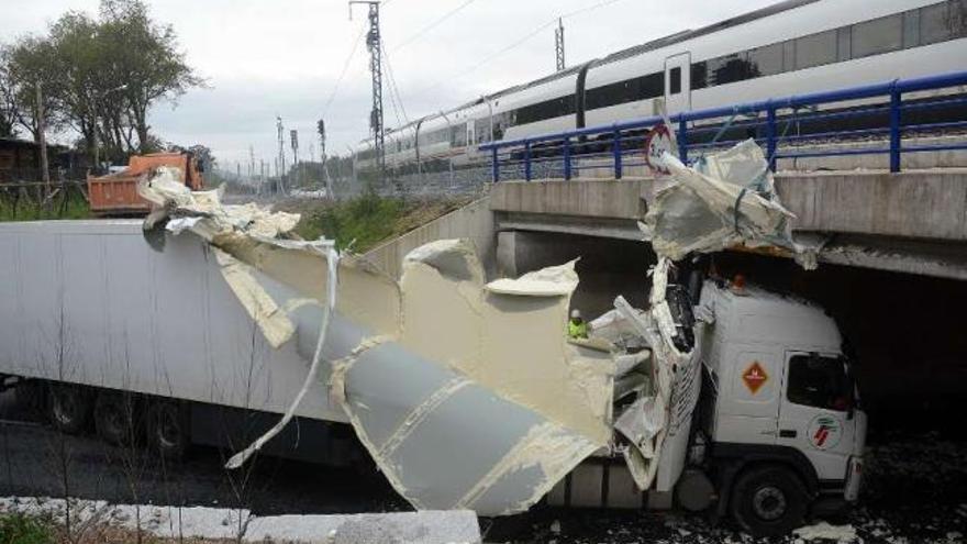 Un tráiler se empotra en el puente del tren en Pontevedra