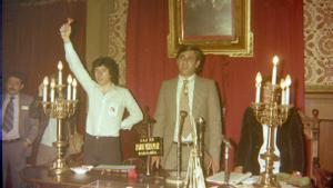Màrius Díaz (en el centro), tras ser investido alcalde de Badalona en 1979.