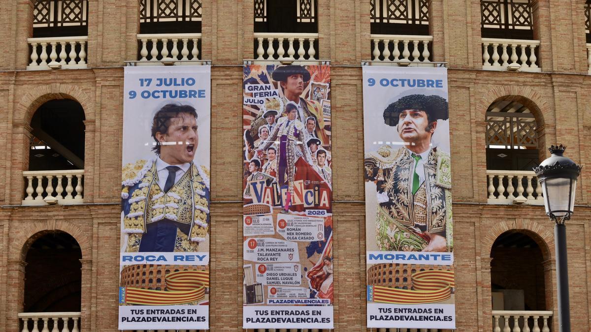 La publicidad de la Feria de Julio, corregida con la nueva bandera en la plaza de toros de València