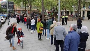 Colas para votar en el colegio Ausias March en el barrio de Les Corts (Barcelona)