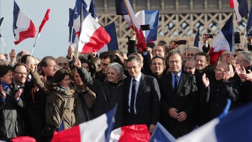 Fillon intenta salvar su candidatura con una manifestación de apoyo