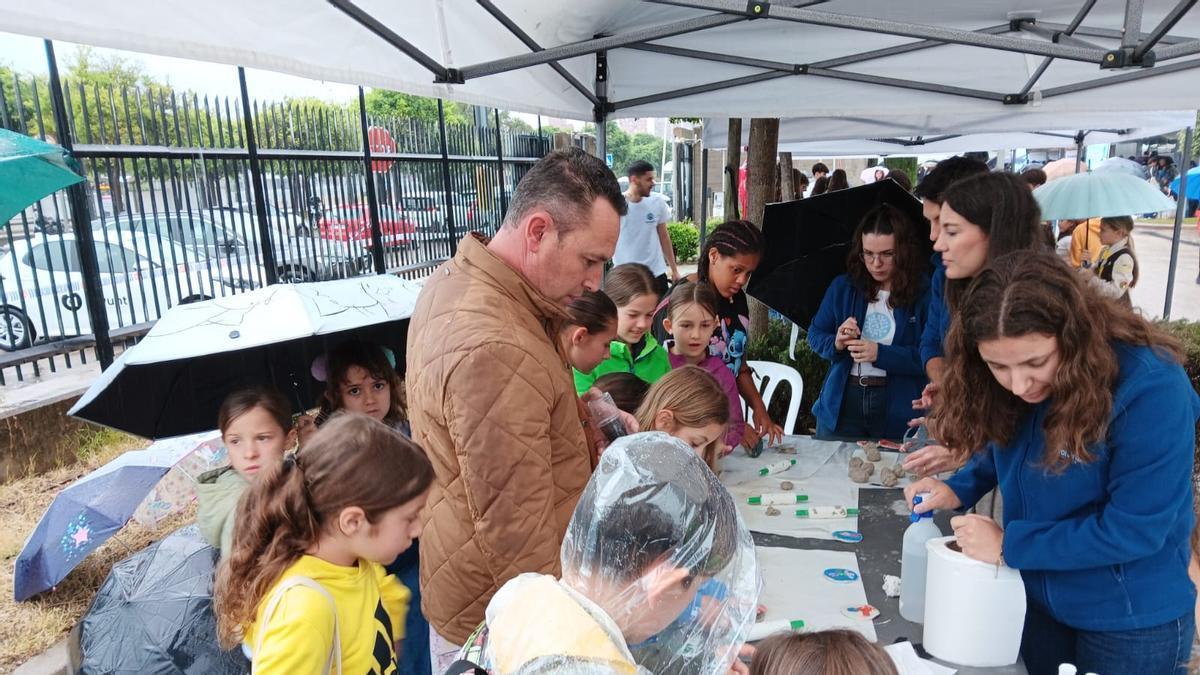 Expociencia recibe la visita de las niñas y niños del Centro de Atención diurna de Apoyo Convencional y Educativo de Burjassot.