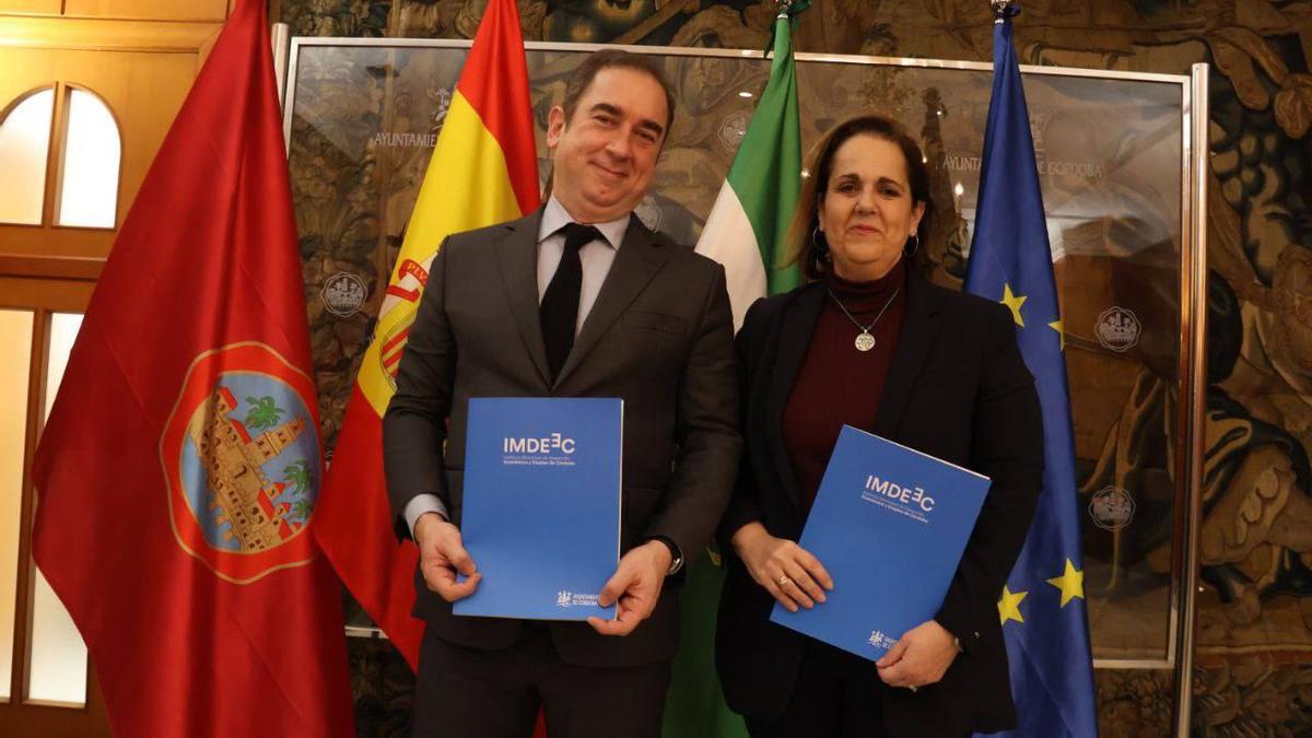 La presidenta del Imdeec, Blanca Torrent, y el rector de Loyola, Fabio Gómez-Estern, en la firma del convenio.