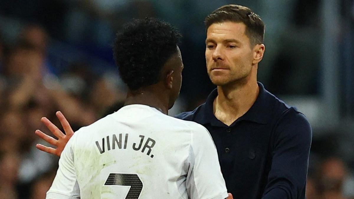 Xabi Alonso, junto a Vinicius
