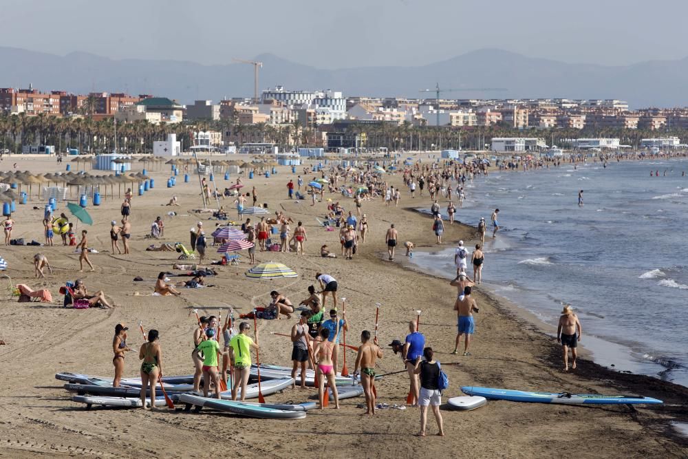 La playa de la Malva-rosa en València esta mañana de San Juan, a las 9.00 horas, ya estaba llena de gente.