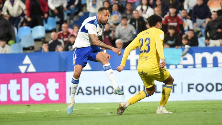 Un show arbitral ensucia el empate del Real Zaragoza frente a Las Palmas (1-1)