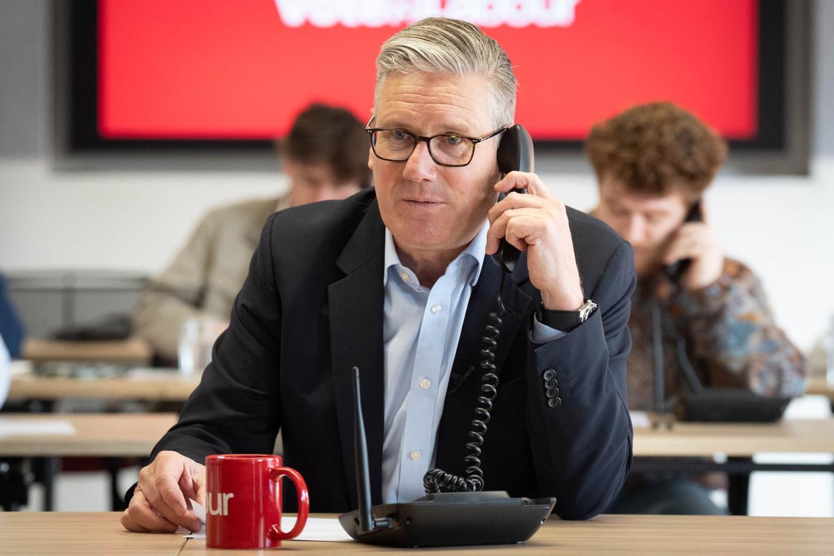El primer ministro británico, Keir Starmer, participa en el 'call centre' del Partido Laborista para pedir el voto en las elecciones de este jueves.