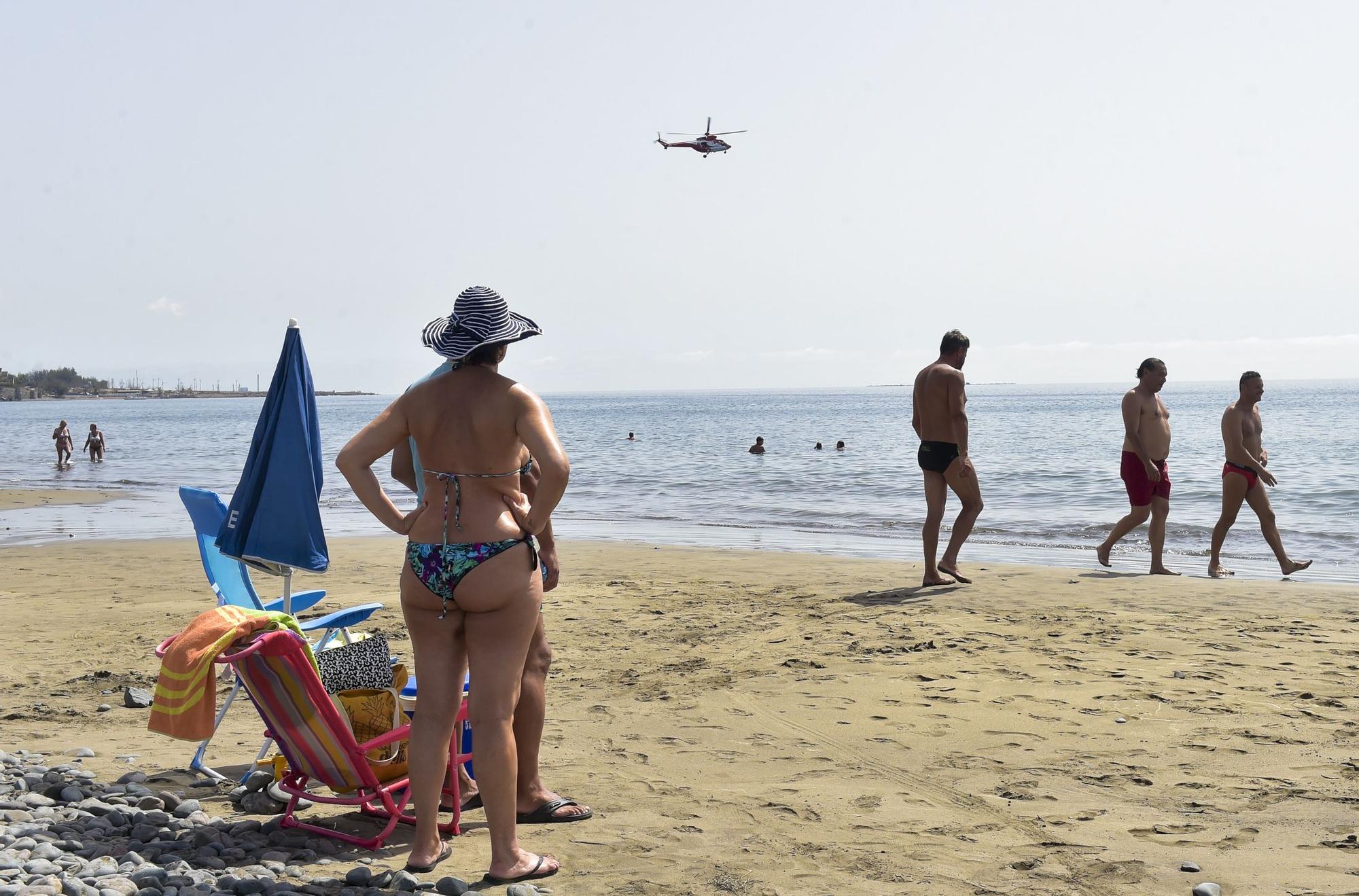 El helicóptero del GES rastrea Playa del Águila en la búsqueda del joven submarinista desaparecido (06/09/2021)