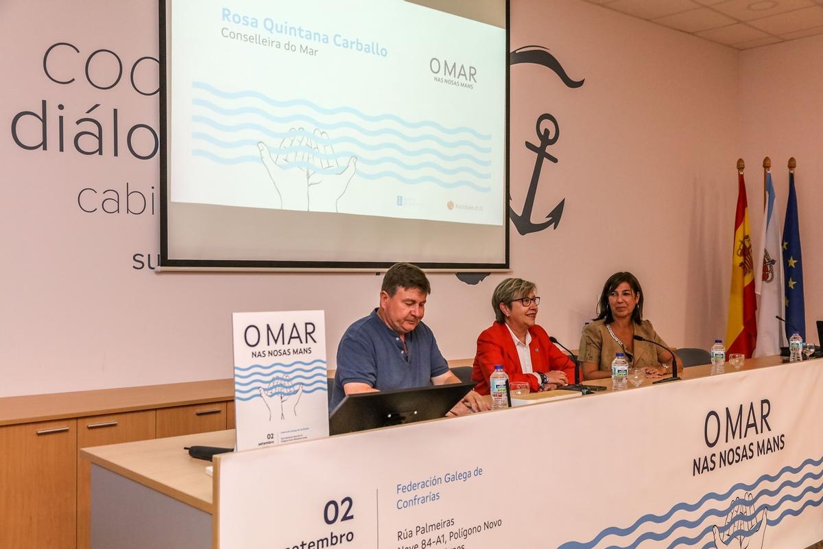 Intervención de Rosa Quintana en un acto reciente, acompañada del presidente de la Federación Gallega.